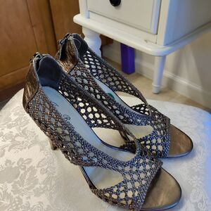 𝅺tracy Reese silver leather back zip peep toe basket weave heals 6.5 euc